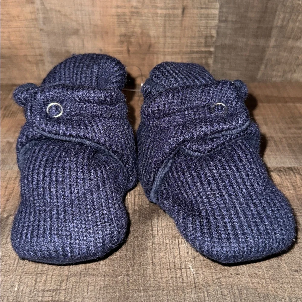 NEW IN PACKAGE Robeez Dark Blue Snap Booties-size 12–18 months